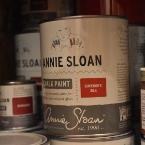 Annie Sloan Chalk Paint Dosen in Burgunder und Blau mit Etiketten.