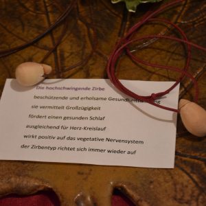 Zirbenholz-Anhänger mit Text über Zirbe und Gesundheit