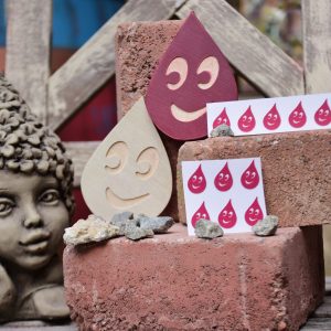 Haus-Paket: Dekorative Tropfenfiguren und Stein