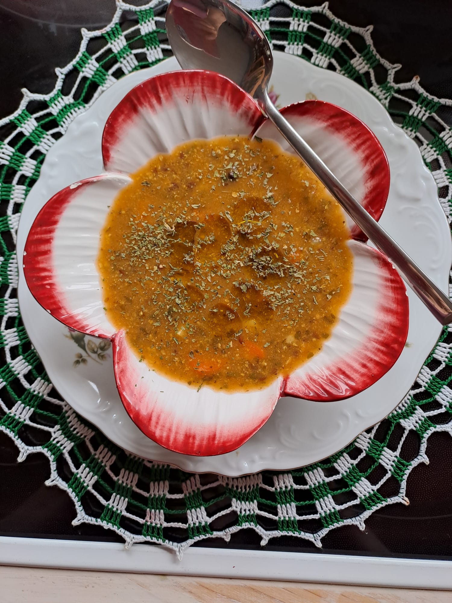 89a9992c 9208 40aa A9d7 8484681059bd Herzförmige Schale mit Linsensuppe und Kräutern