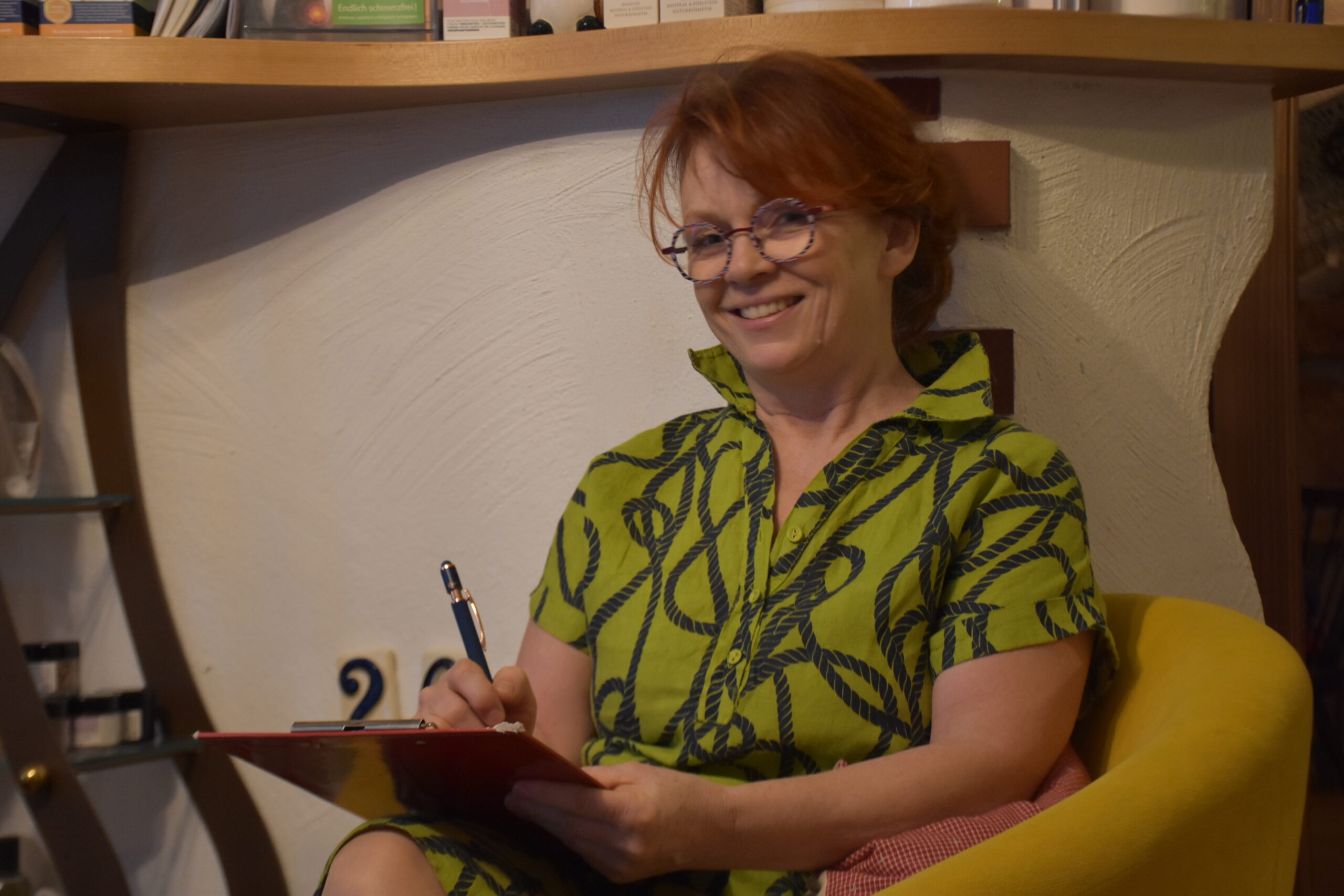 DSC_0588 Frau mit Brille und grünem Oberteil schreibt auf Klemmbrett