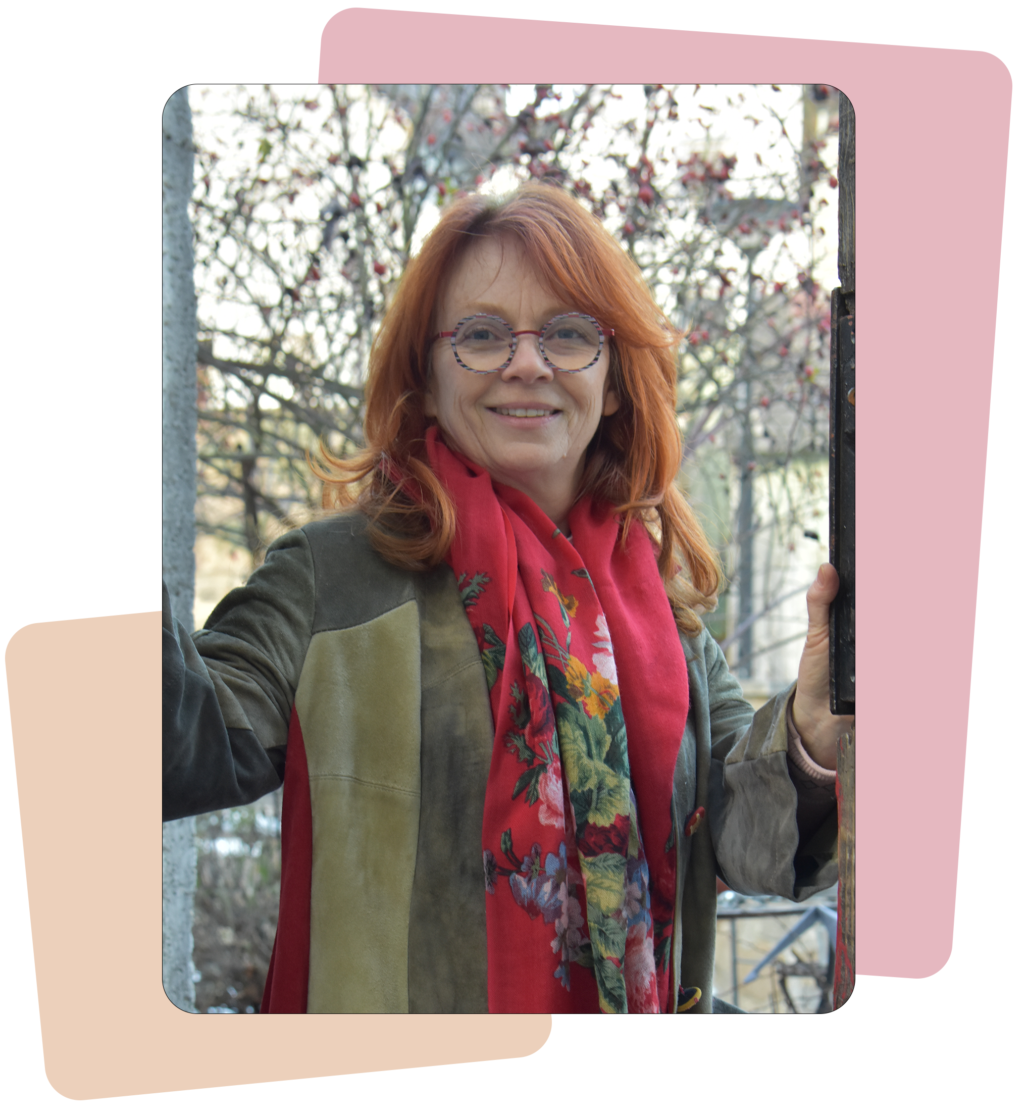 Rote Haare, Brille, Schal: Bioresonanz & AuraChirurgie Expertin